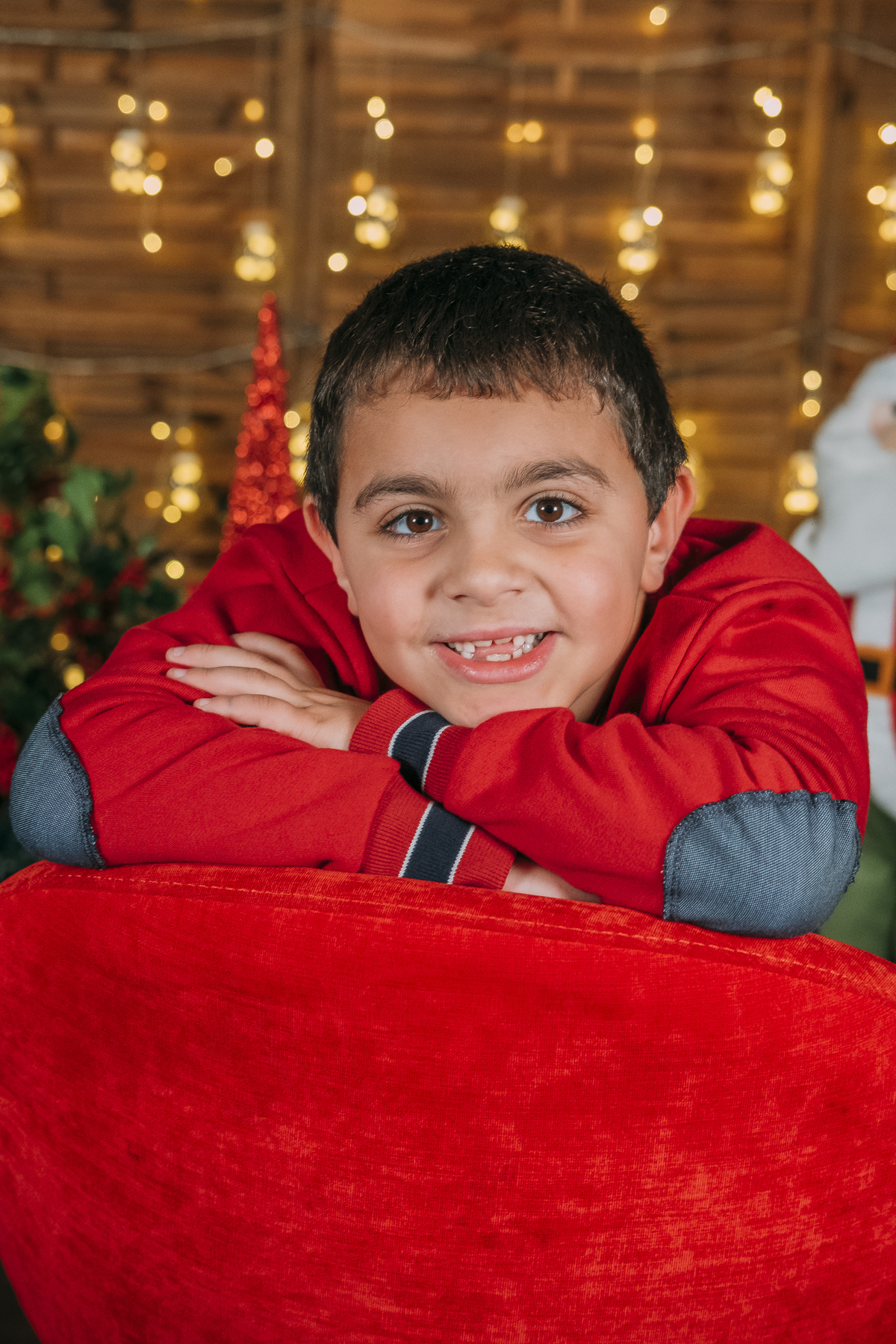 Menino na sessão fotográfica de Natal