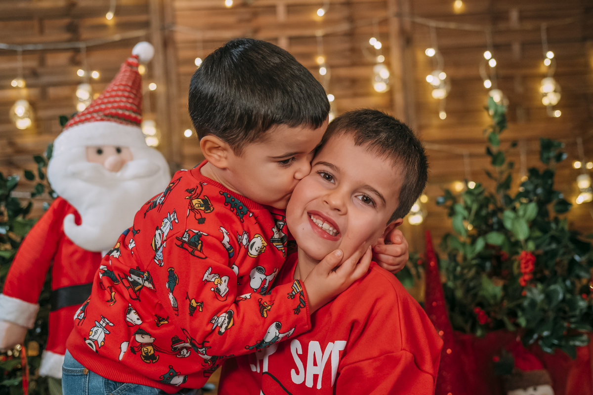 Irmãos na sessão fotográfica de Natal