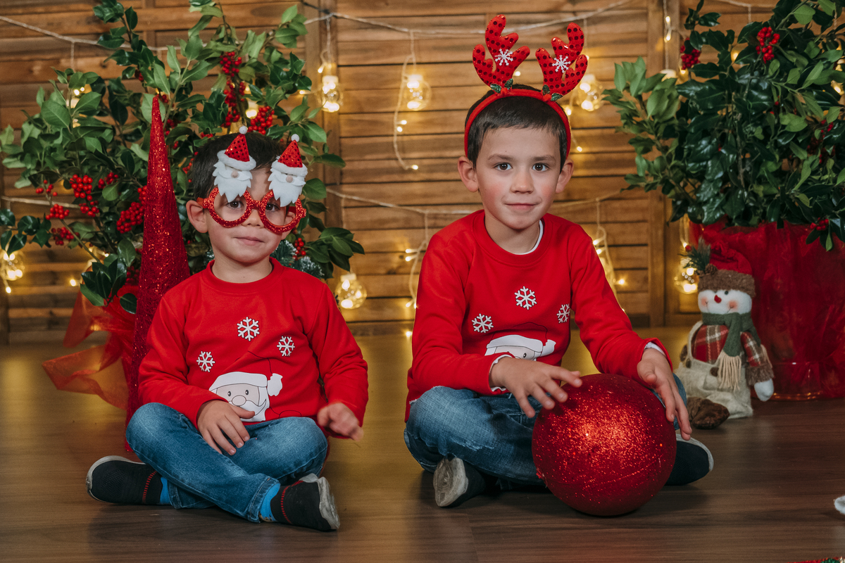 Irmãos na sessão fotográfica de Natal