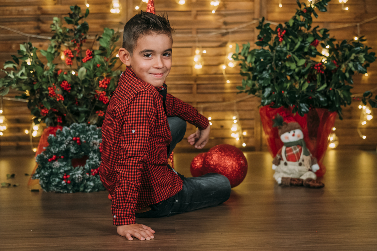 Menino na sessão fotográfica de natal em Vale de Cambra