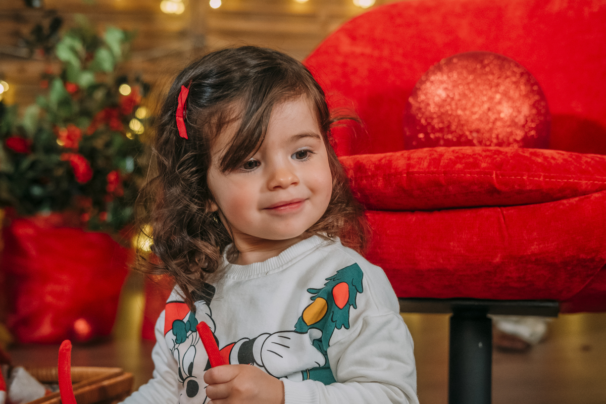 Menina na sessão fotográfica de Natal em Vale de Cambra