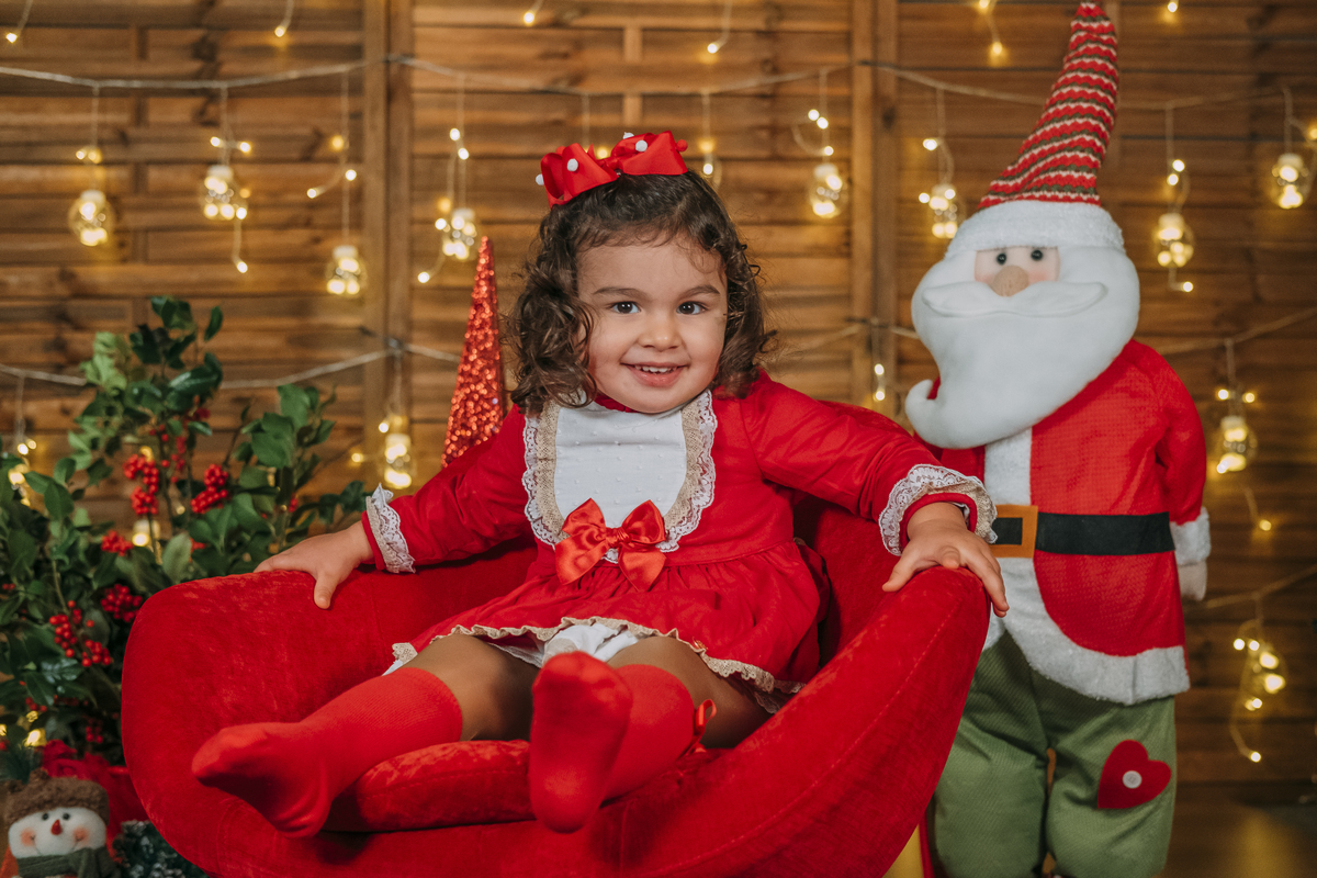 menina na sessão fotográfica de natal