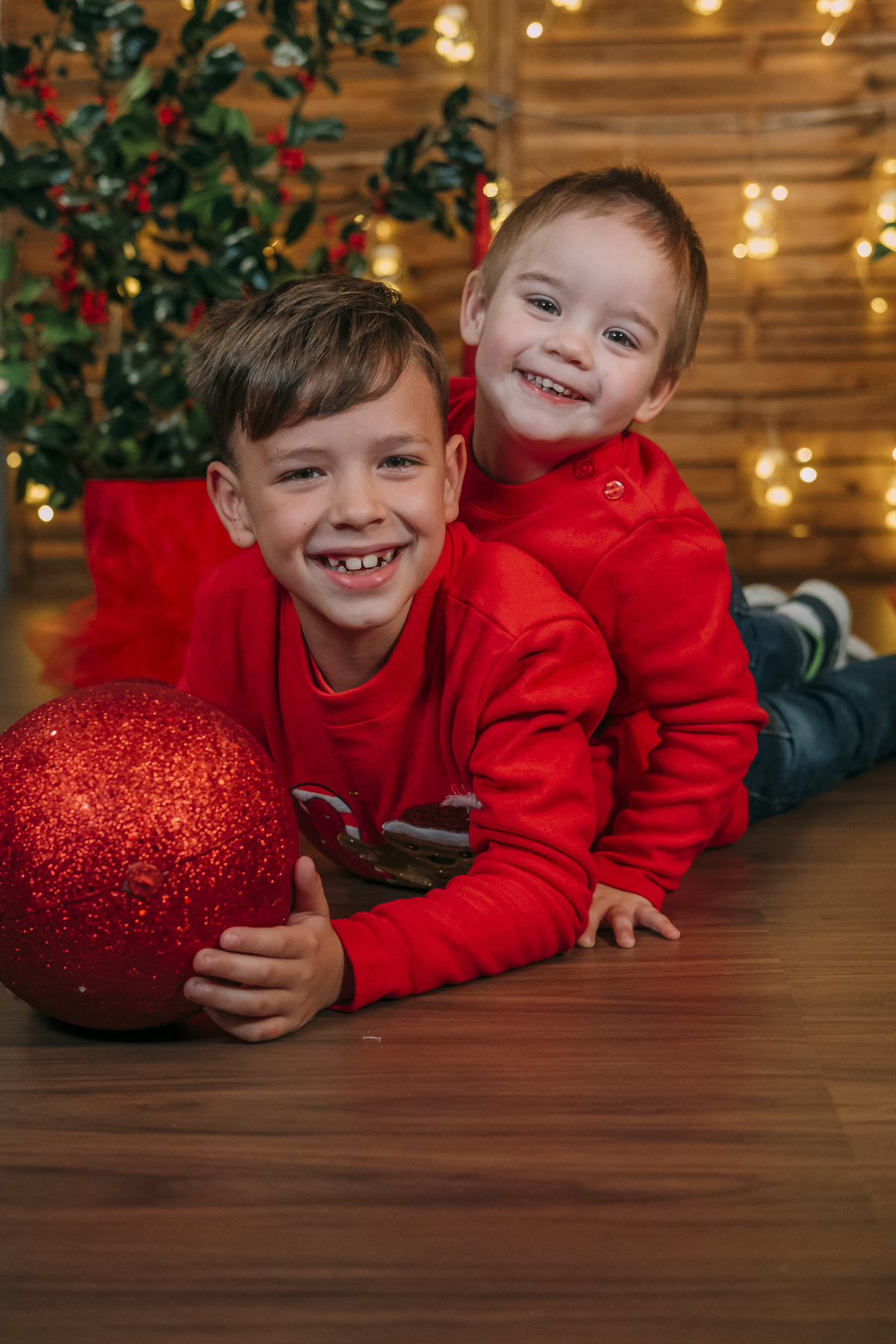 Irmãos na sessão fotográfica de Natal