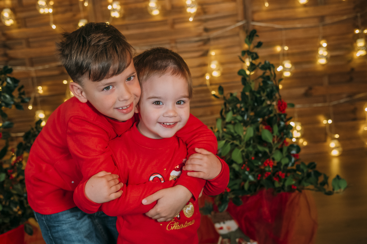 Meninos na sessão fotográfica de Natal