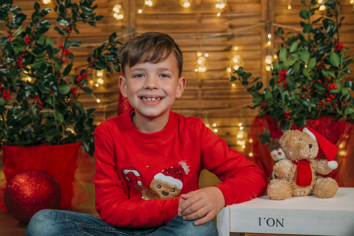 Menino na sessão fotográfica de Natal