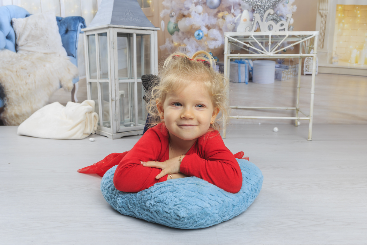 menina na sessão fotográfica de natal
