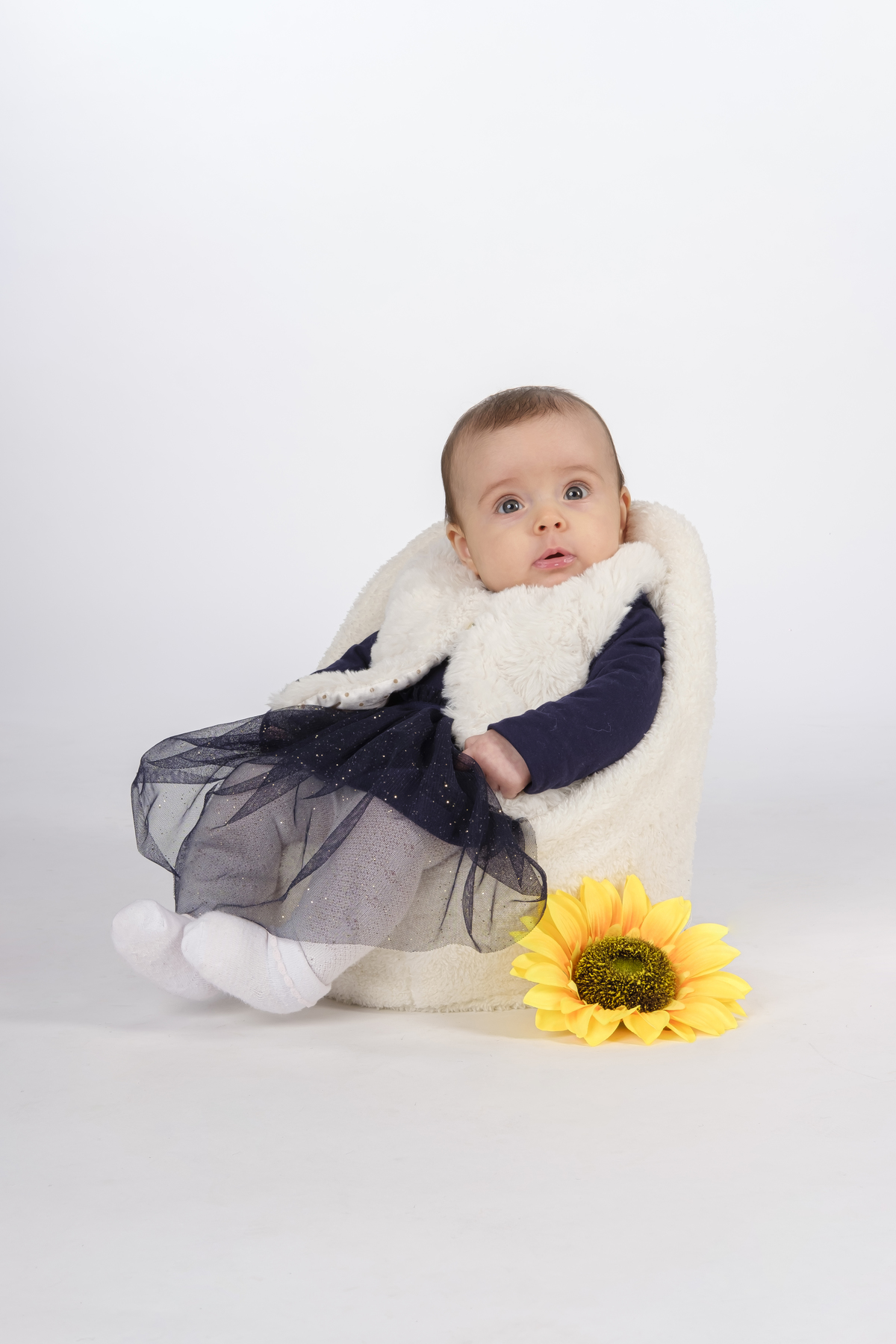 Menina na sessão fotográfica de estúdio