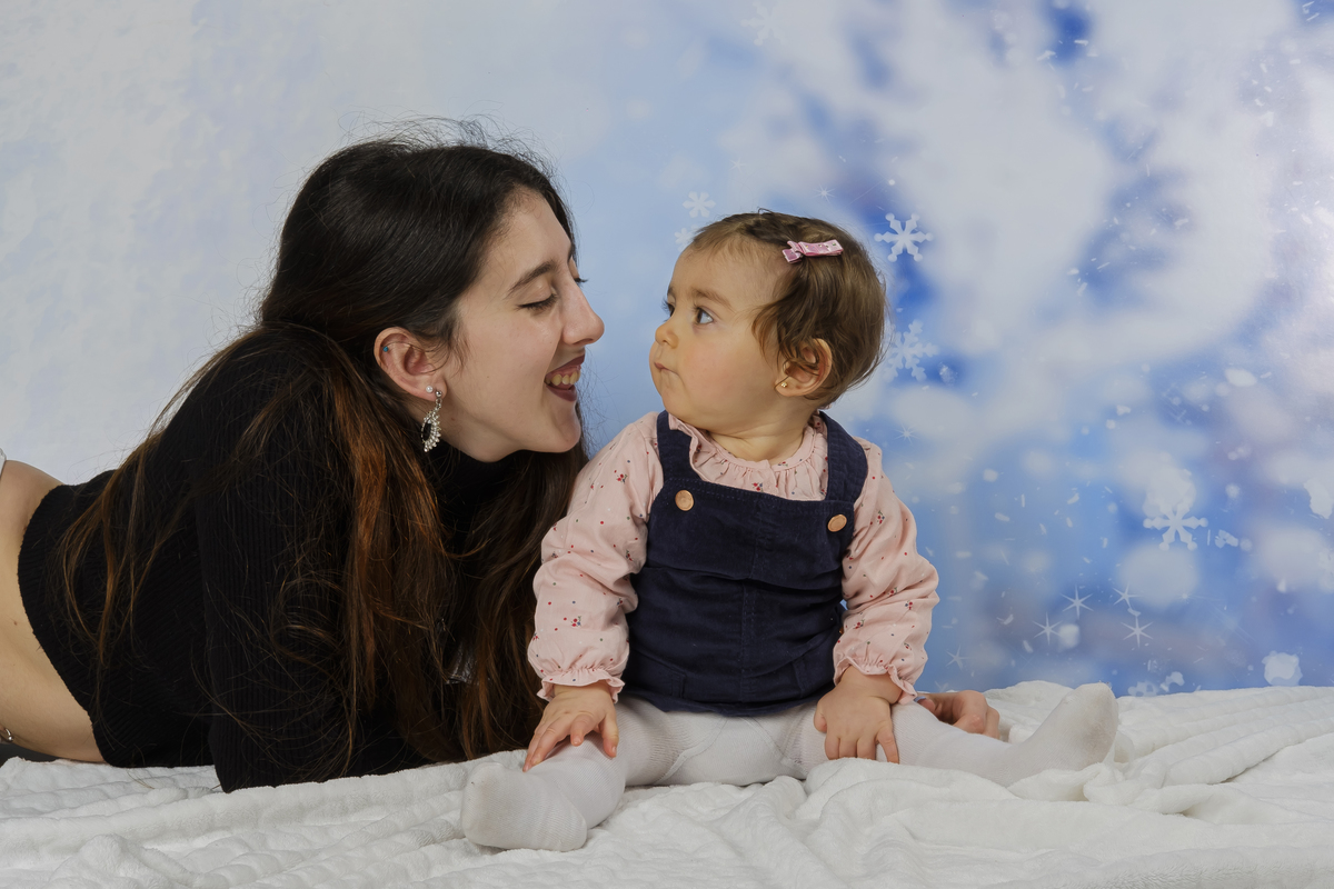 bebe com a mãe na sessão fotográfica