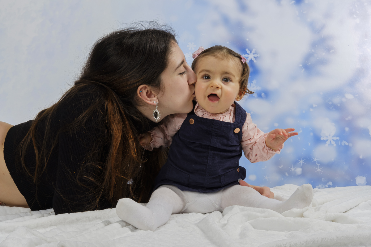 bebe com a mãe na sessão fotográfica de estúdio