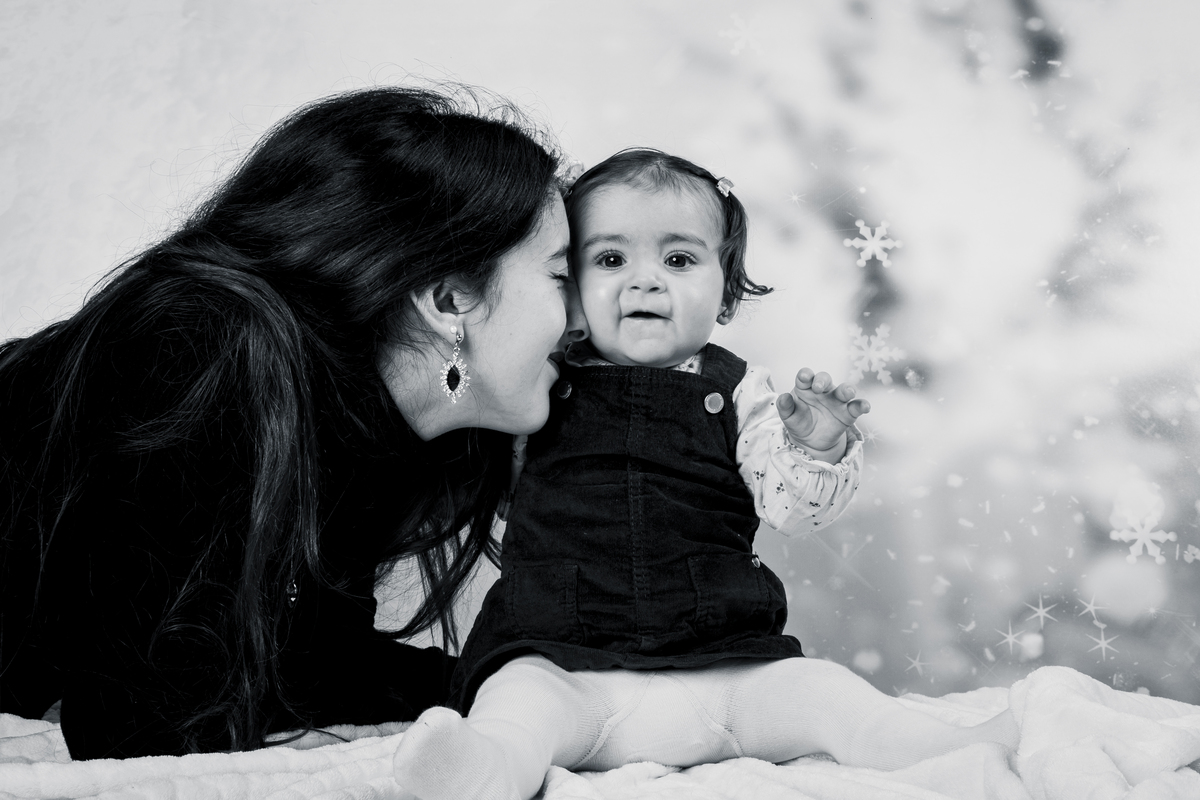bebe com a mãe na sessão fotográfica em Vale de Cambra