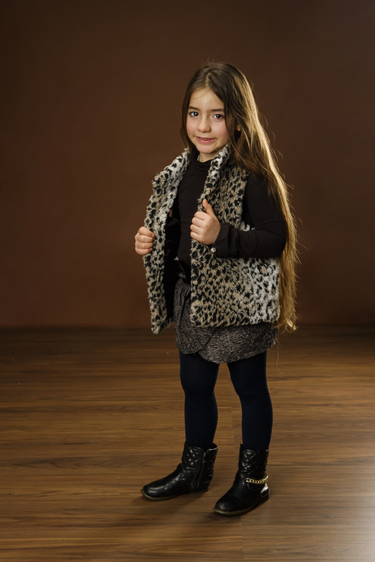 Menina na sessão fotográfica de estúdio