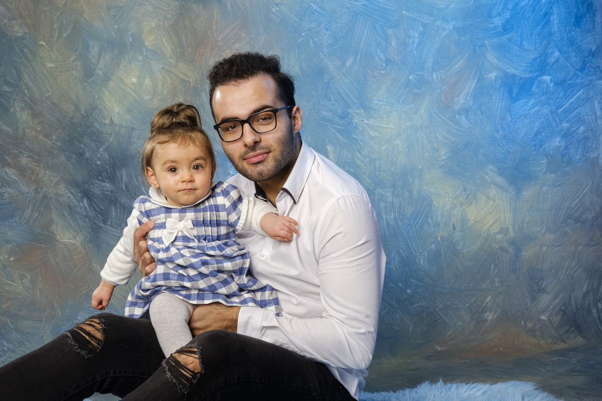 Menina com o pai na sessão de estúdio