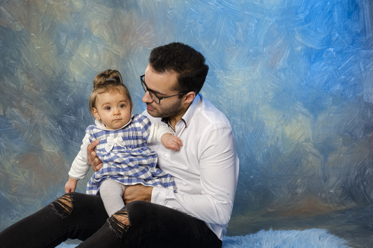 Menina com o pai na sessão fotográfica de estúdio