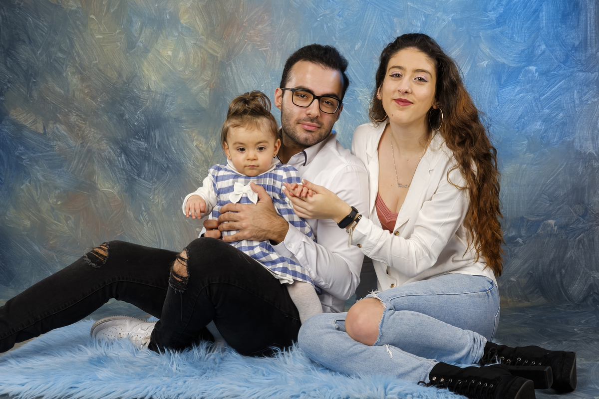 Menina com os pais na sessão de estúdio