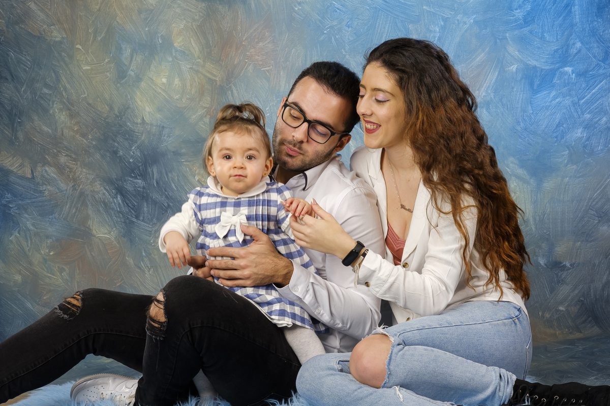 Menina com os pais na sessão de estúdio em Vale de Cambra