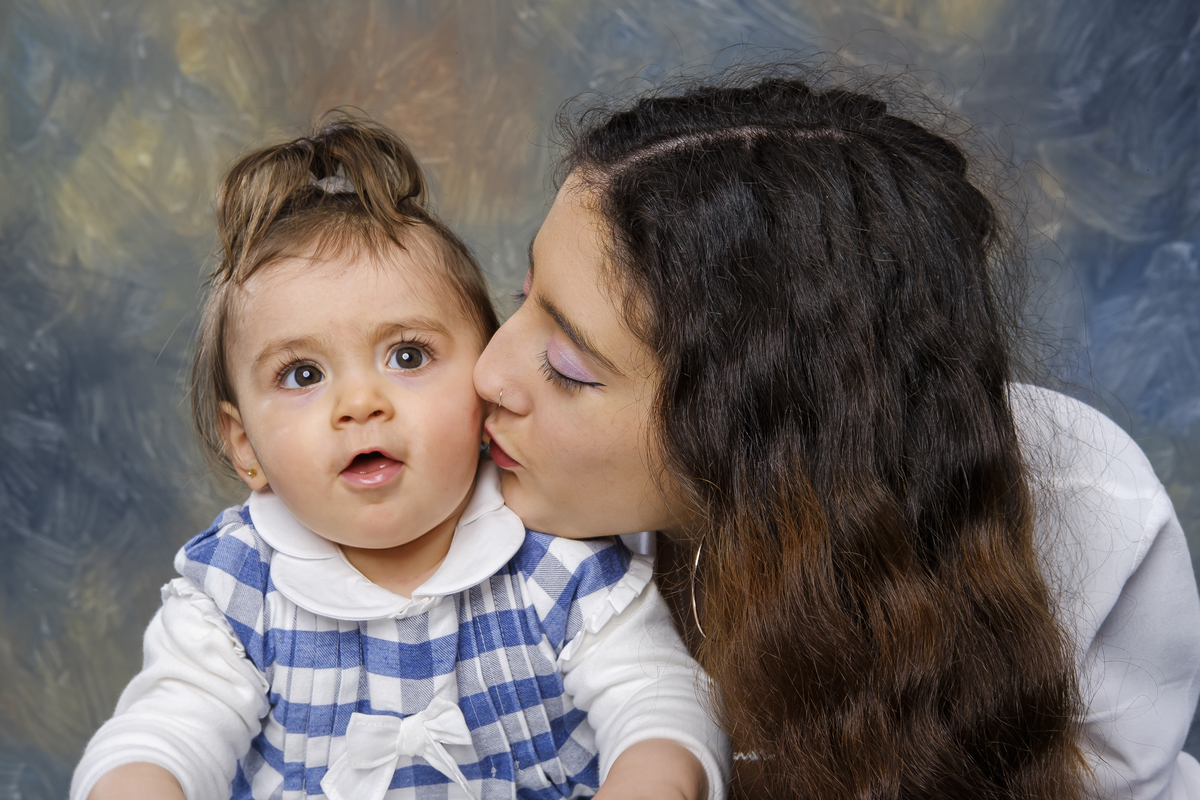 Menina com a mãe na sessão de estúdio