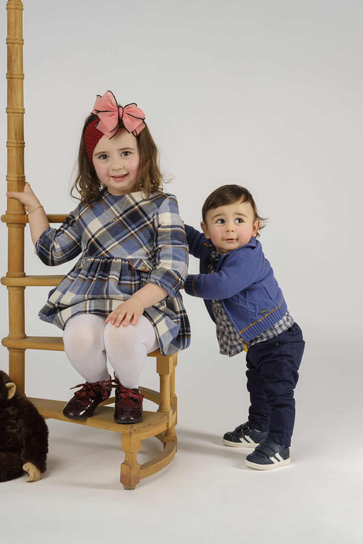 irmãos na sessão fotográfica de estúdio