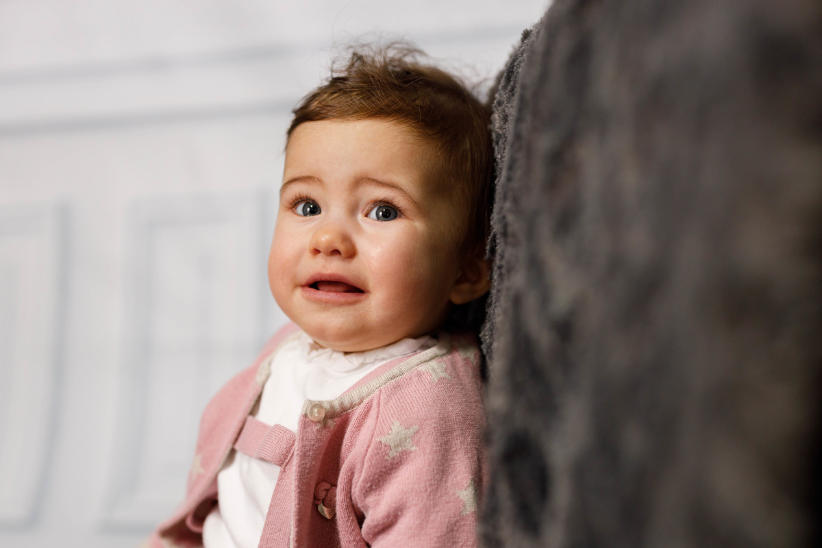 menina na sessão fotográfica em Vale de Cambra