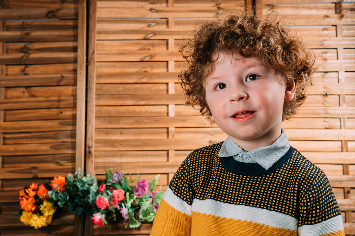 criança sorridente na sessão de estúdio