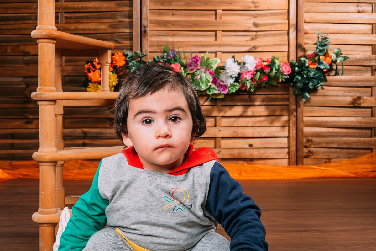 menino na sessão de estúdio