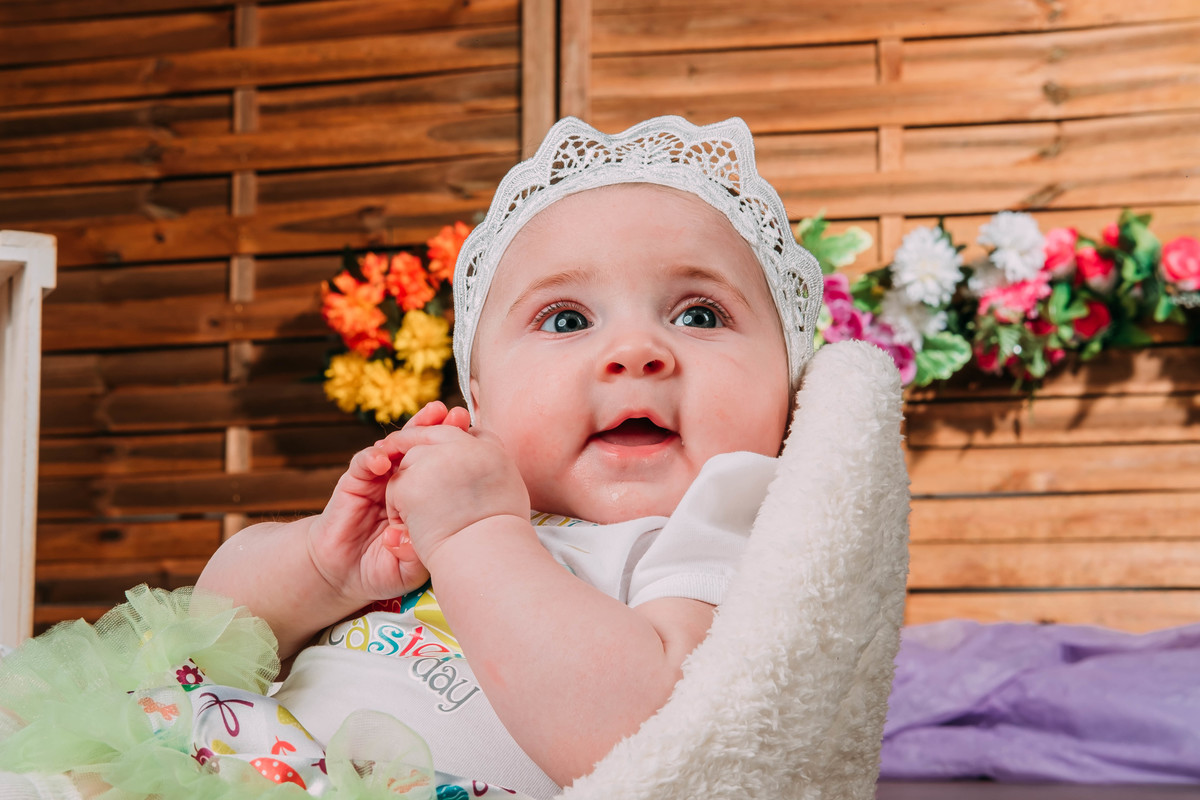 bebé na sessão fotográfica de primavera em Vale de Cambra