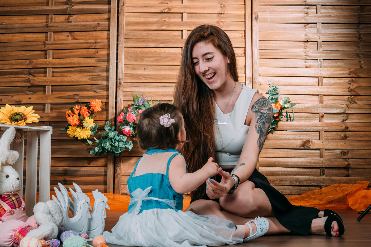 Mãe e filha na sessão fotográfica de estúdio em Vale de Cambra