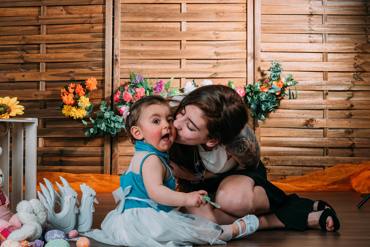 Mãe e filha na sessão fotográfica de estúdio