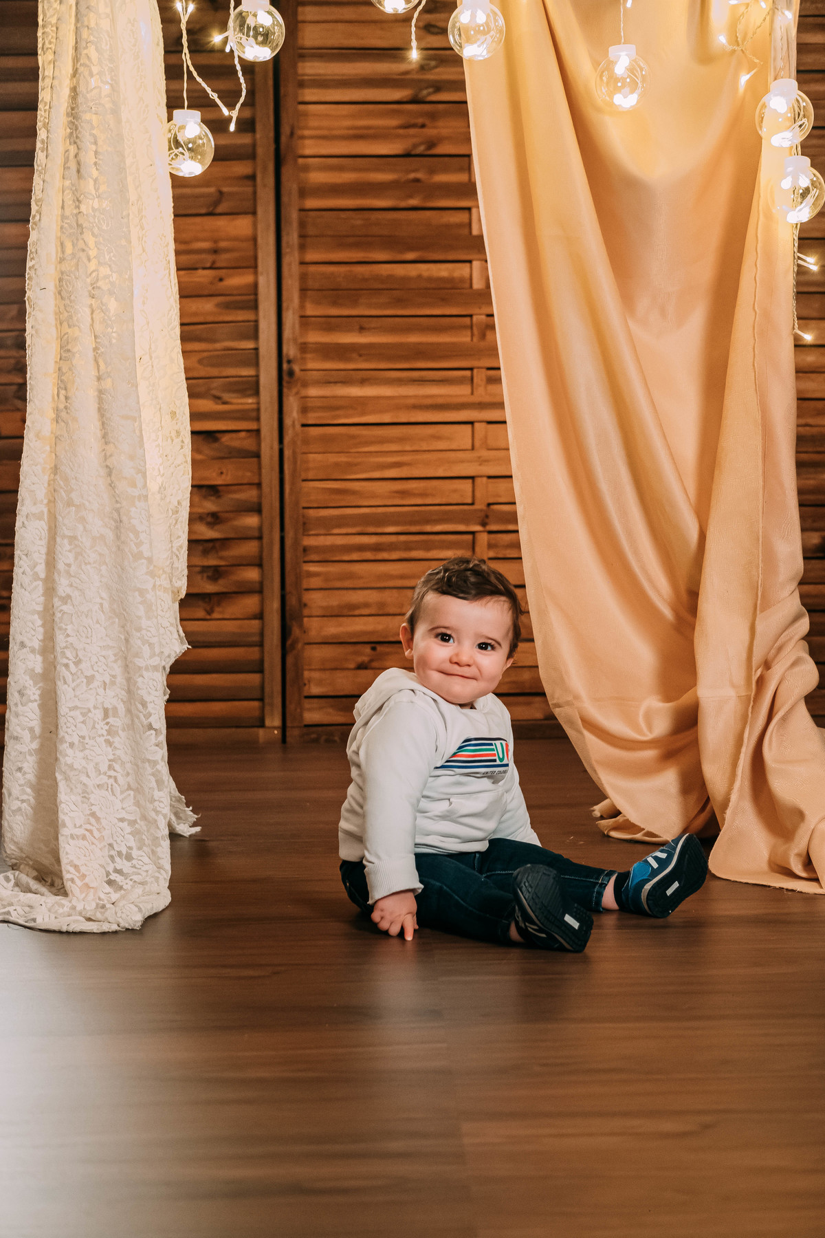 Menino na sessão fotográfica de estúdio