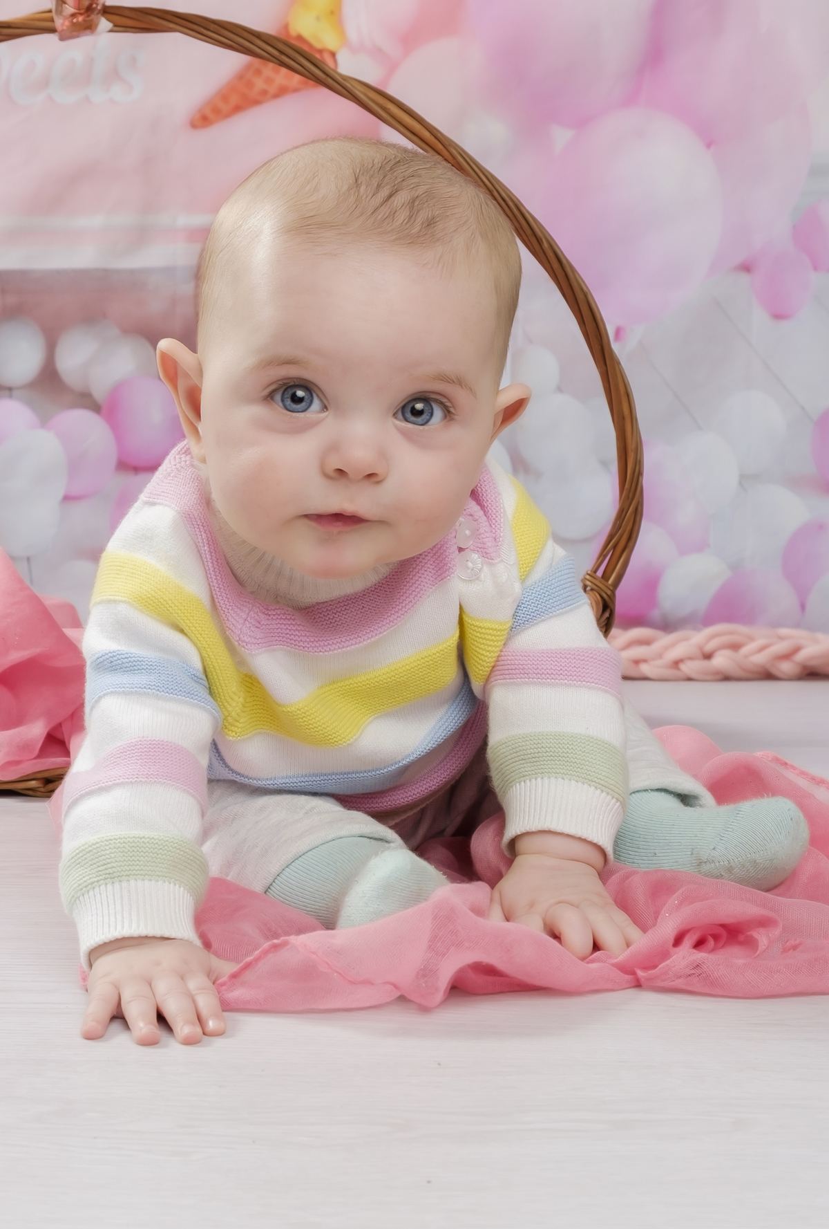 Menina na sessão fotográfica de estúdio