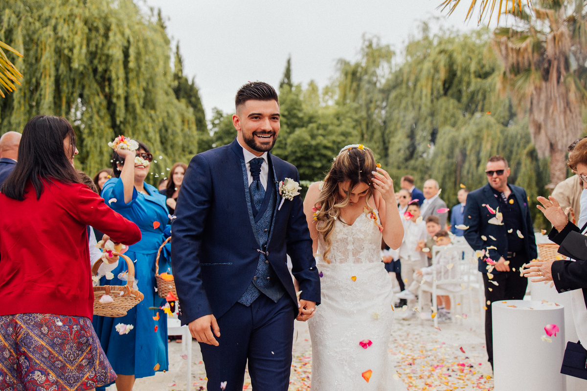 Fotógrafa de casamentos em Valpaços — cerimónia ao ar livre na Quinta Vale de Passos com chuva, emoção e natureza