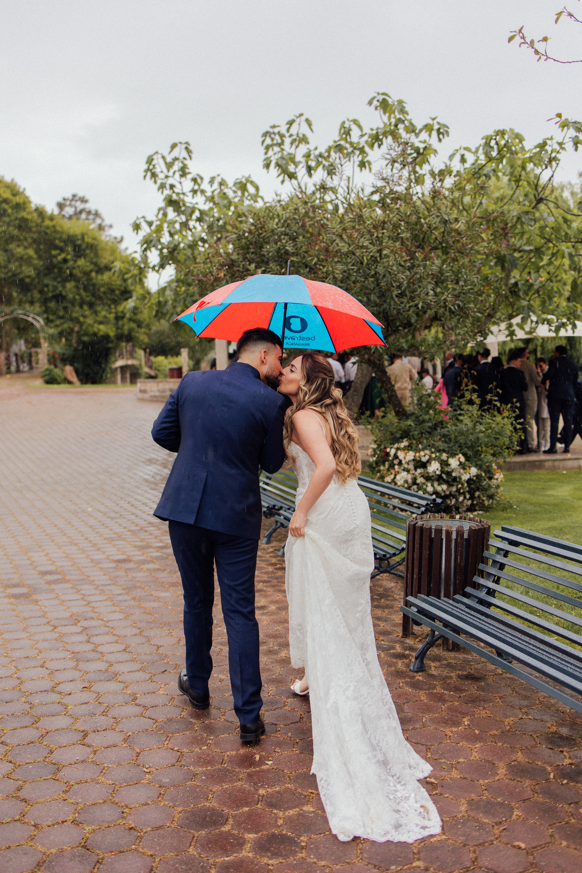 Fotógrafa de casamentos em Valpaços — cerimónia ao ar livre na Quinta Vale de Passos com chuva, emoção e natureza