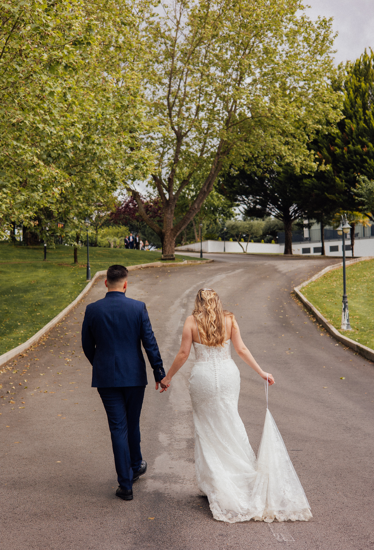 Fotógrafa de casamentos em Valpaços — cerimónia ao ar livre na Quinta Vale de Passos com chuva, emoção e natureza