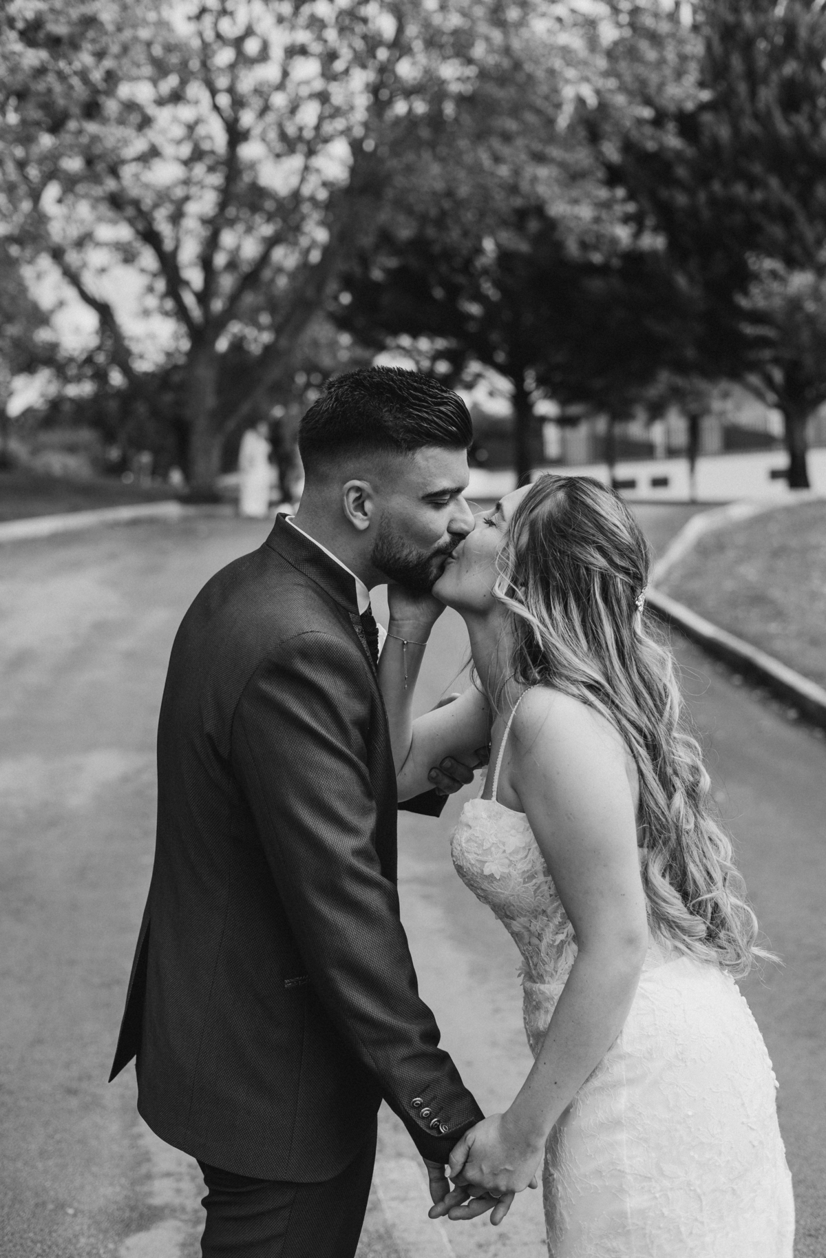Fotógrafa de casamentos em Valpaços — cerimónia ao ar livre na Quinta Vale de Passos com chuva, emoção e natureza