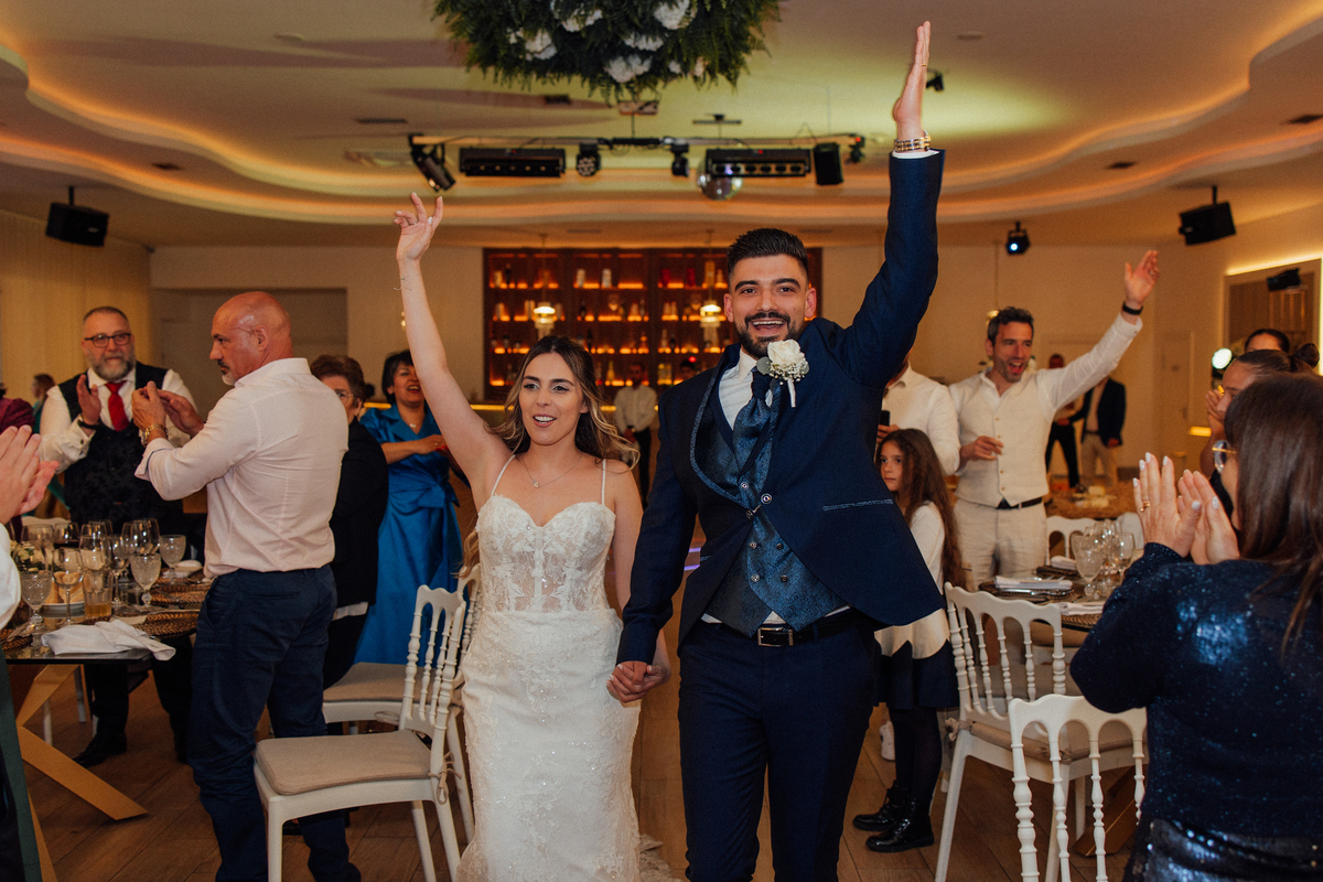 Fotógrafa de casamentos em Valpaços — cerimónia ao ar livre na Quinta Vale de Passos com chuva, emoção e natureza
