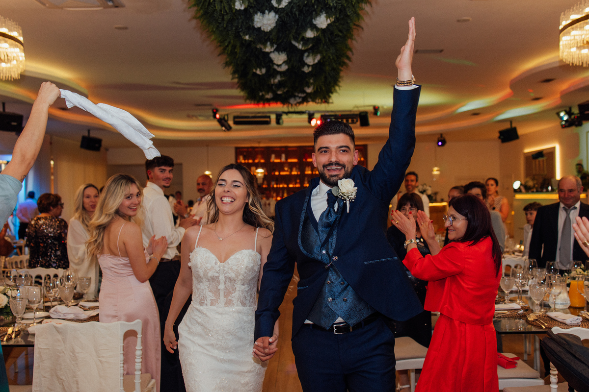 Fotógrafa de casamentos em Valpaços — cerimónia ao ar livre na Quinta Vale de Passos com chuva, emoção e natureza