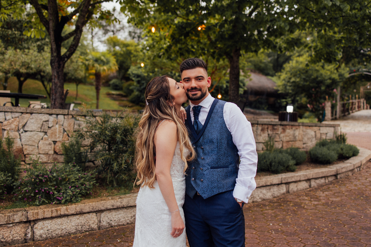 Fotógrafa de casamentos em Valpaços — cerimónia ao ar livre na Quinta Vale de Passos com chuva, emoção e natureza