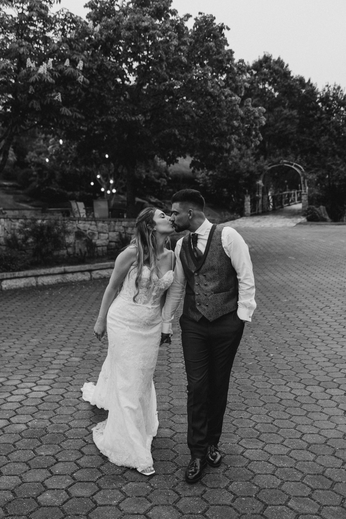 Fotógrafa de casamentos em Valpaços — cerimónia ao ar livre na Quinta Vale de Passos com chuva, emoção e natureza