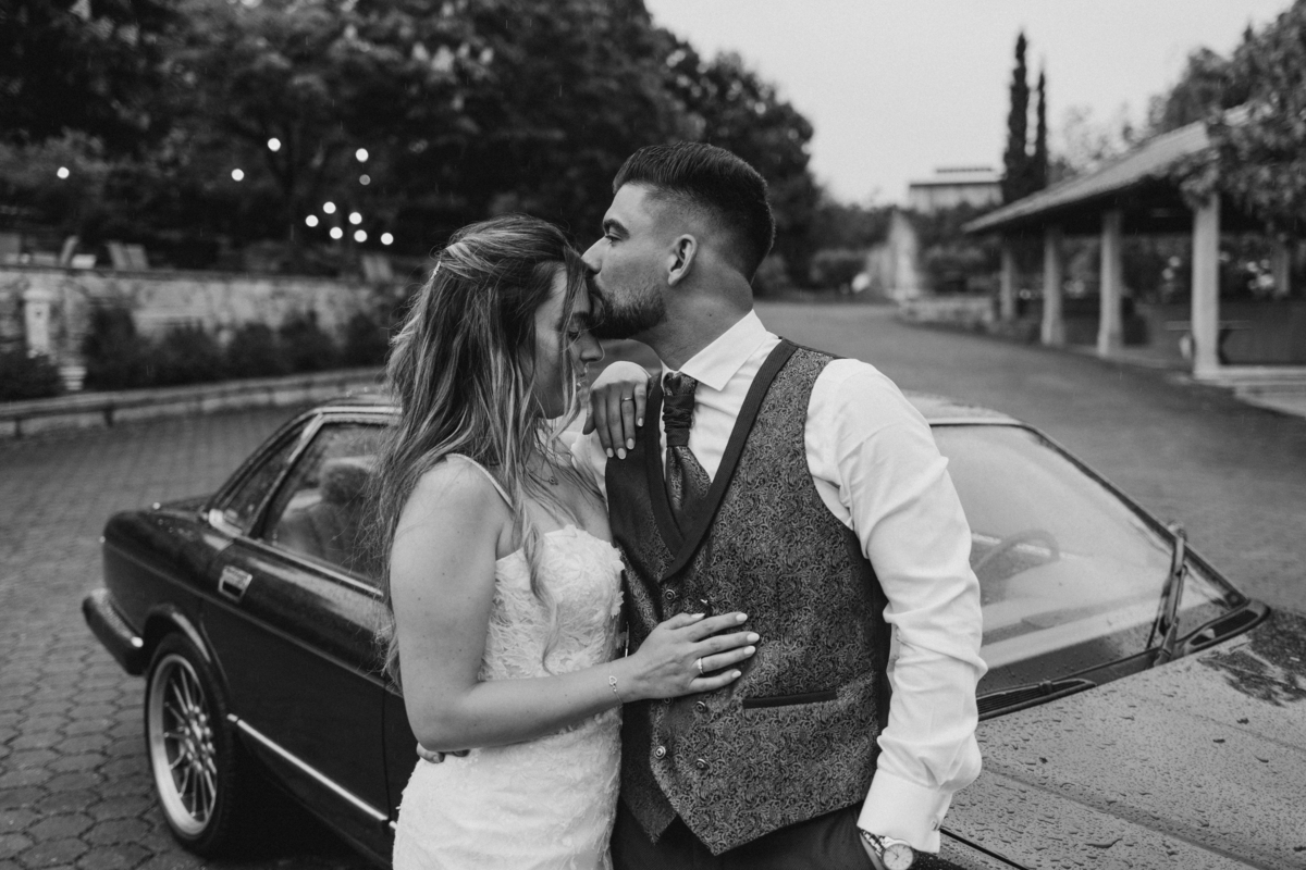 Fotógrafa de casamentos em Valpaços — cerimónia ao ar livre na Quinta Vale de Passos com chuva, emoção e natureza