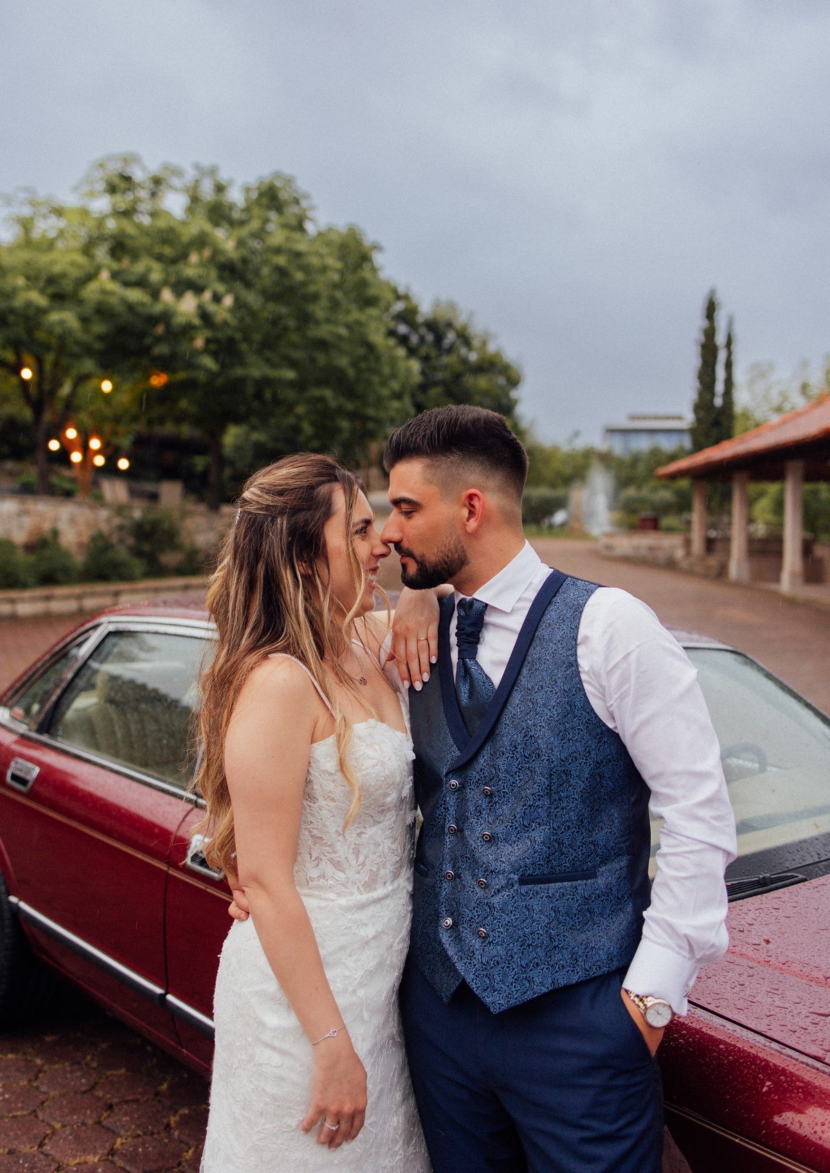 Fotógrafa de casamentos em Valpaços — cerimónia ao ar livre na Quinta Vale de Passos com chuva, emoção e natureza