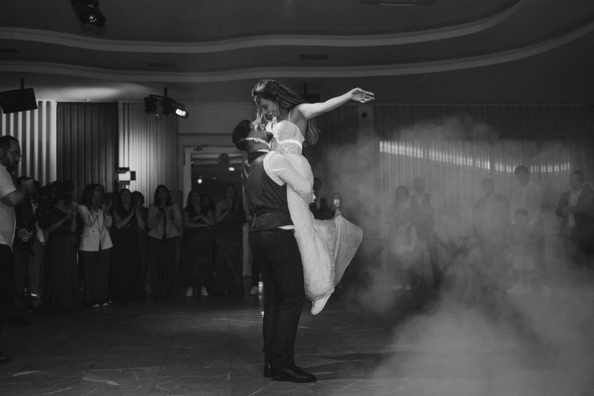 Fotógrafa de casamentos em Valpaços — cerimónia ao ar livre na Quinta Vale de Passos com chuva, emoção e natureza