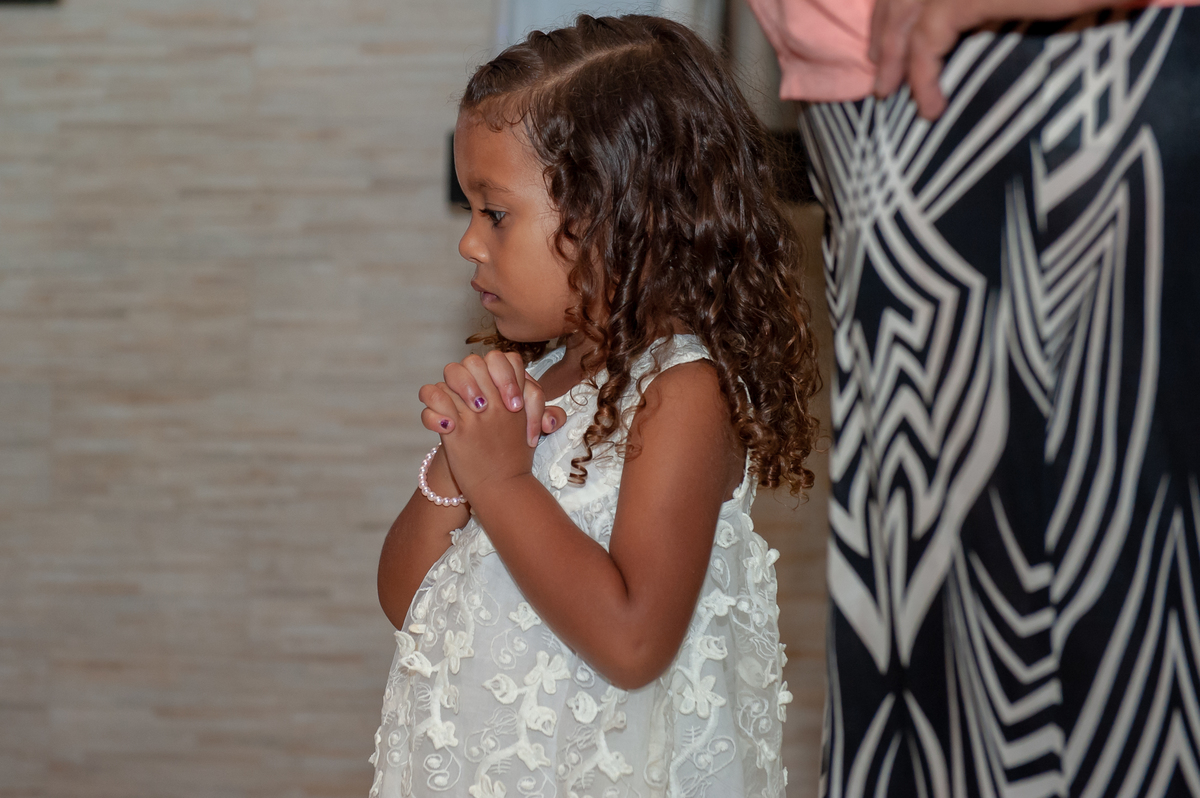 criança rezando casamento bh