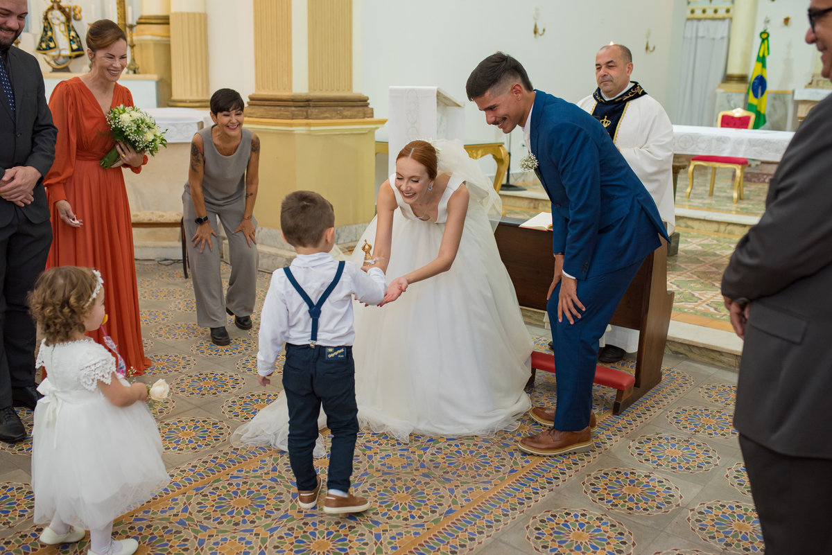 crianças com aliança 