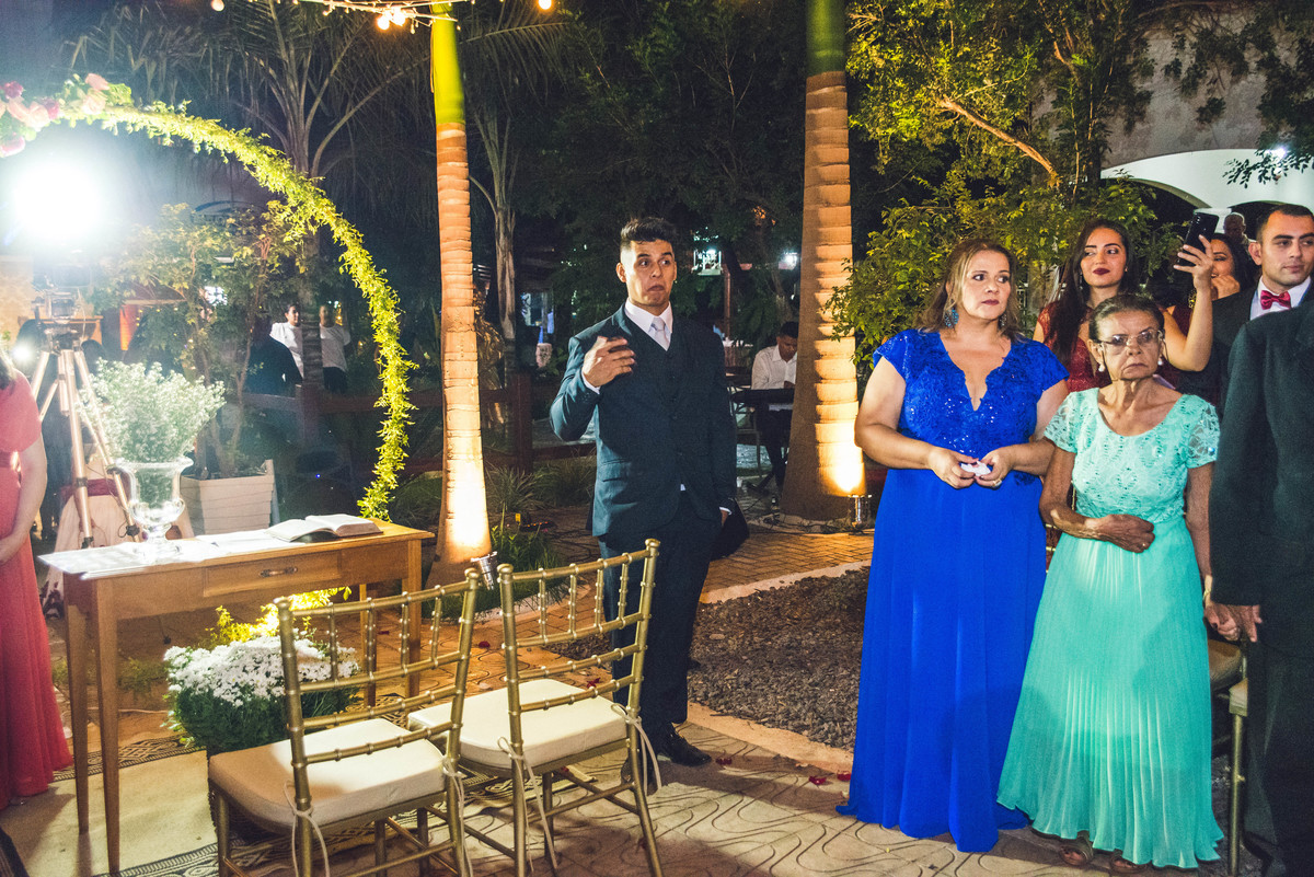 noivo admirando a noiva