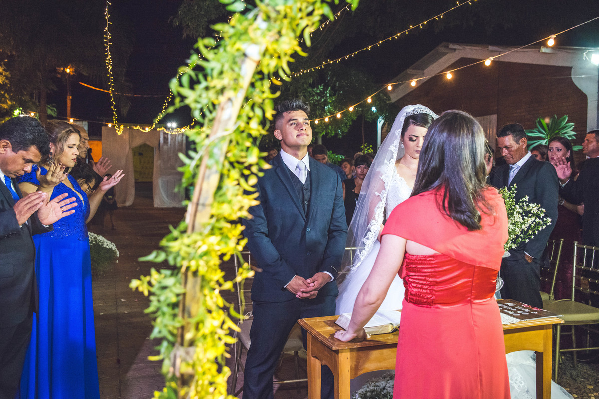 noivo agradecendo a Deus