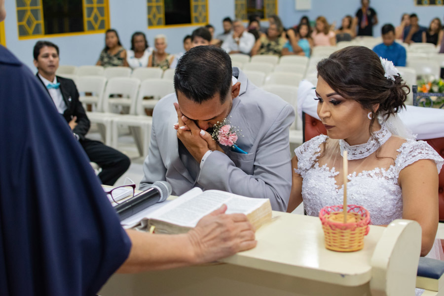 noivo beijando a mão da noiva