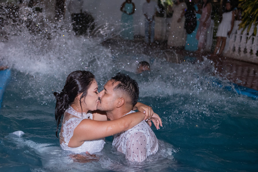 noivos pulando na piscina