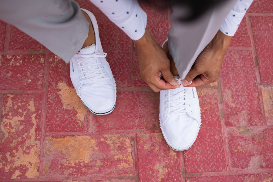 noivo colocando os sapatos