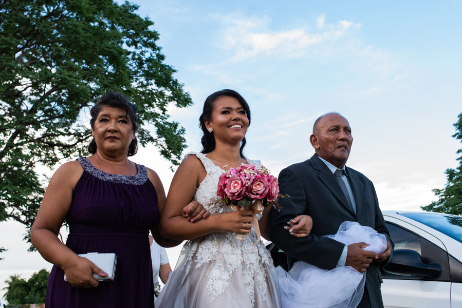 noiva entrando com seus pais