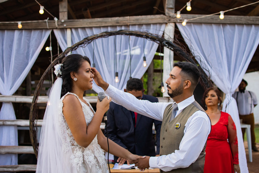 noivo fazendo carinho na noiva 