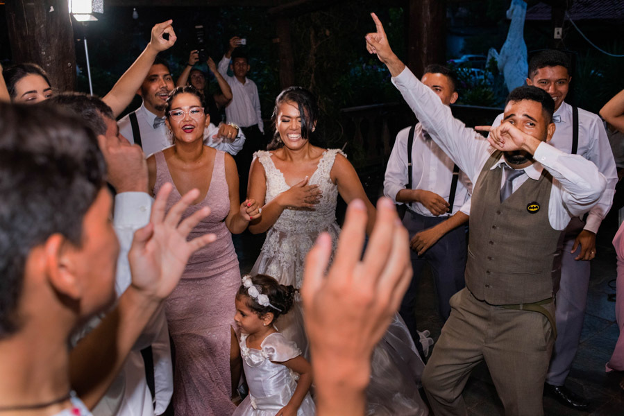 noivos dançando 